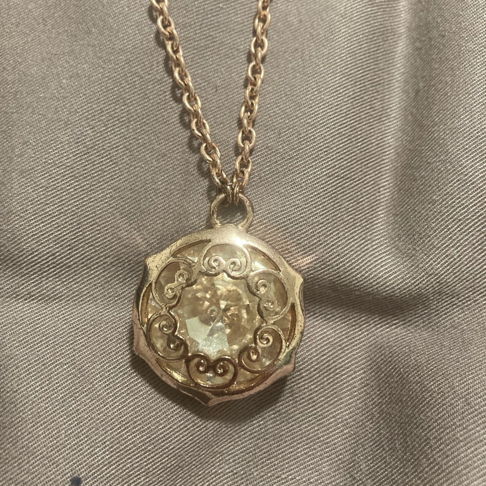 Elegant Gold Pendant Necklace